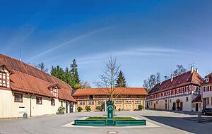 Blick in den historischen Gestütshof des Haupt- und Landgestüts Marbach. Die Gebäude stehen alle unter Denkmalschutz. Im Vordergrund das Wahrzeichen des Gestüts: der Stutenbrunnen.
Foto: Sina Ettmer/Adobe Stock Blick in den historischen Gestütshof des Haupt- und Landgestüts Marbach. Die Gebäude stehen alle unter Denkmalschutz. Im Vordergrund das Wahrzeichen des Gestüts: der Stutenbrunnen.
Foto: Sina Ettmer/Adobe Stock