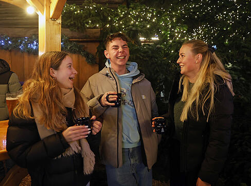 Neben Punsch und Glühwein gibt es diverse Essens- und Getränkeangebote auf dem Heilbronner Weihnachtsmarkt.