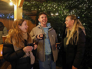 Neben Punsch und Glühwein gibt es diverse Essens- und Getränkeangebote auf dem Heilbronner Weihnachtsmarkt.