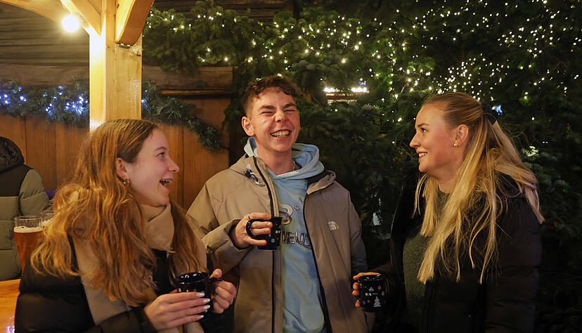 Neben Punsch und Glühwein gibt es diverse Essens- und Getränkeangebote auf dem Heilbronner Weihnachtsmarkt.