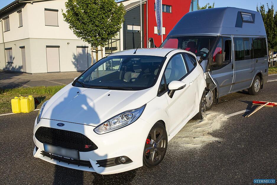 Schwerer Folgeunfall auf der B27 bei Kirchheim am Neckar. Gegen 19:13 ereignete sich auf der B27 ein Auffahrunfall. Die Feuerwehr sowie der Rettungsdienst wurden zu diesem Unfall hinzugezogen. Ein Streifenwagen der mit Sondersignal zu diesem Einsatz fuhr, krachte ca 200m vor der Unfallstelle frontal mit einem PKW auf der Gegenfahrbahn zusammen.
Nach ersten Informationen wurden 5 Personen verletzt.
Beim Auffahrunfall wurde einer Person ins Karnkenhaus eingeliefert, eine weitere verletzte Person musste nicht ins KH eingeliefert werden.
Beim Frontalzusammenstoß des Streifenwagens, wurden beide Beamten verletzt ins KH eingeliefert. 1 Person des unfallbeteiligten kam ebenfalls in die Klinik. / Kirchheim am Neckar, Baden-Württemberg, Germany, Europa Fotograf: 7aktuell.de/Schmalz Schwerer Folgeunfall auf der B27 bei Kirchheim am Neckar. Gegen 19:13 ereignete sich auf der B27 ein Auffahrunfall. Die Feuerwehr sowie der Rettungsdienst wurden zu diesem Unfall hinzugezogen. Ein Streifenwagen der mit Sondersignal zu diesem Einsatz fuhr, krachte ca 200m vor der Unfallstelle frontal mit einem PKW auf der Gegenfahrbahn zusammen.
Nach ersten Informationen wurden 5 Personen verletzt.
Beim Auffahrunfall wurde einer Person ins Karnkenhaus eingeliefert, eine weitere verletzte Person musste nicht ins KH eingeliefert werden.
Beim Frontalzusammenstoß des Streifenwagens, wurden beide Beamten verletzt ins KH eingeliefert. 1 Person des unfallbeteiligten kam ebenfalls in die Klinik. / Kirchheim am Neckar, Baden-Württemberg, Germany, Europa Fotograf: 7aktuell.de/Schmalz