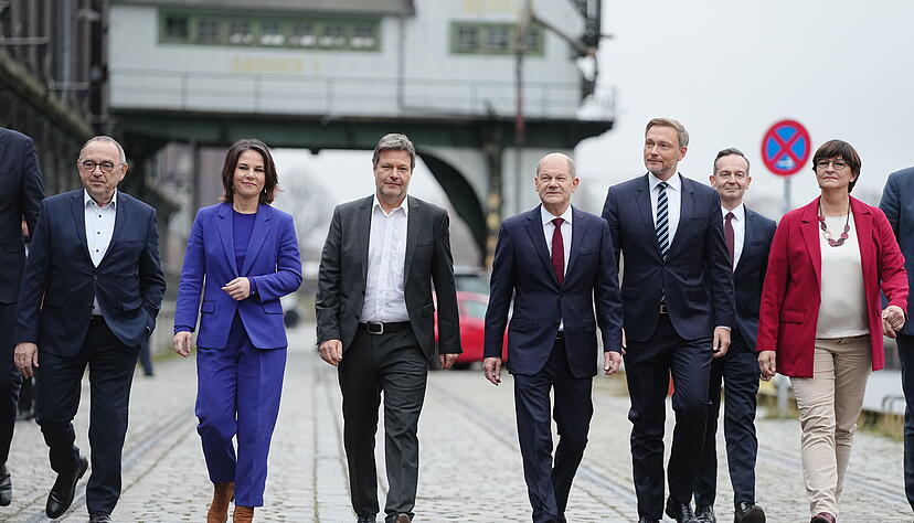 Von links: Norbert Walter-Borjans, Annalena Baerbock , Robert Habeck, Olaf Scholz, Christian Lindner, Volker Wissing und Saskia Esken, kommen zur Pressekonferenz, um den gemeinsamen Koalitionsvertrag der Ampel-Parteien von SPD, Bündnis 90/Die Grünen und FDP für die künftige Bundesregierung vorzustellen. Foto: dpa Von links: Norbert Walter-Borjans, Annalena Baerbock , Robert Habeck, Olaf Scholz, Christian Lindner, Volker Wissing und Saskia Esken, kommen zur Pressekonferenz, um den gemeinsamen Koalitionsvertrag der Ampel-Parteien von SPD, Bündnis 90/Die Grünen und FDP für die künftige Bundesregierung vorzustellen. Foto: dpa