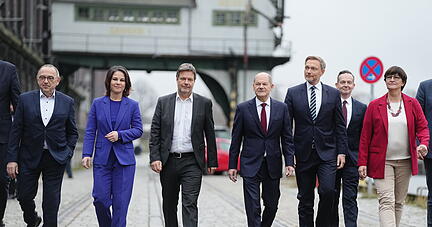 Von links: Norbert Walter-Borjans, Annalena Baerbock , Robert Habeck, Olaf Scholz,  Christian Lindner,  Volker Wissing und Saskia Esken, kommen zur Pressekonferenz, um den gemeinsamen Koalitionsvertrag der Ampel-Parteien von SPD, Bündnis 90/Die Grünen und FDP für die künftige Bundesregierung vorzustellen. Foto: dpa