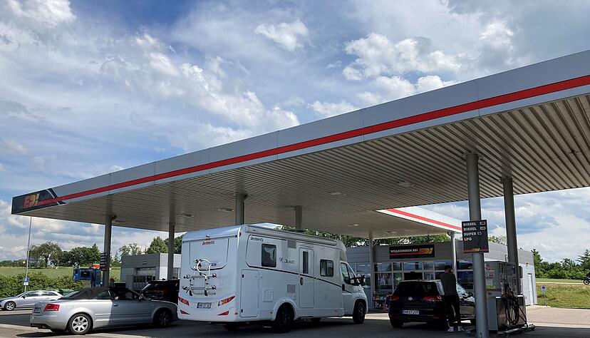 Am ersten Tag der Kraftstoffsteuersenkung ist Benzin 25 Cent günstiger als zu Beginn der Woche. Überfüllt sind die Tankstellen dennoch nicht. 
Foto: Yvonne Tscherwitschke
