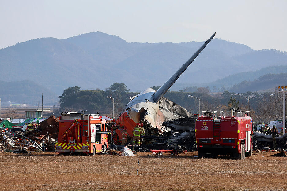 Feuerwehrleute und Rettungskr&auml;fte arbeiten am internationalen Flughafen von Muan. Bei der Landung am internationalen Flughafen von Muan in S&uuml;dkorea ist ein Passagierflugzeug verungl&uuml;ckt.