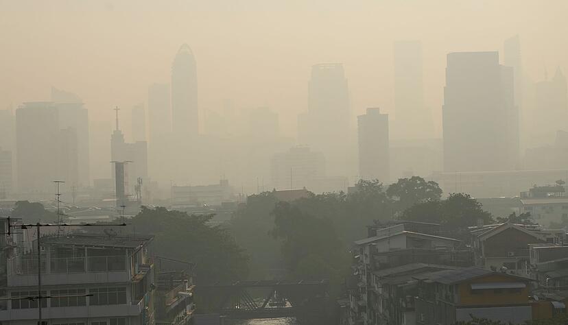 Bangkoks Skyline liegt h&auml;ufig unter einer giftigen Smog-Wolke.