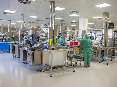 In der Aufbereitungseinheit für Medizinprodukte kommen täglich Dutzende Siebe mit schmutzigem OP-Besteck an. Sie werden auseinandergenommen, gereinigt, sterilisiert und wieder bedarfsgerecht zusammengesetzt.