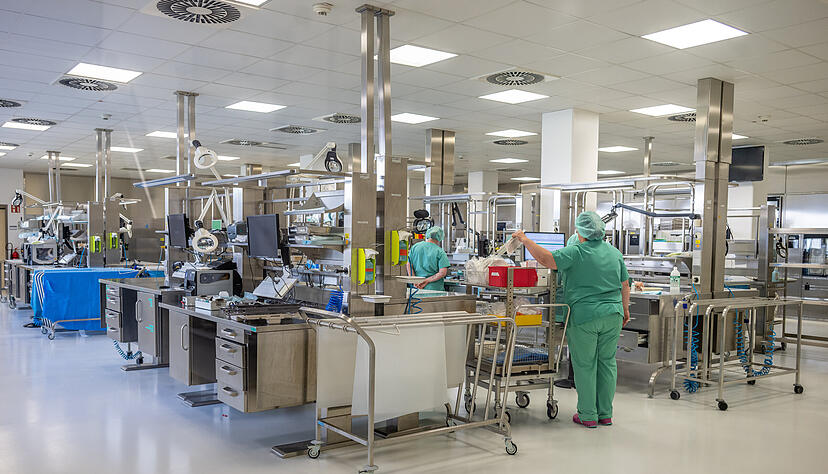 In der Aufbereitungseinheit für Medizinprodukte kommen täglich Dutzende Siebe mit schmutzigem OP-Besteck an. Sie werden auseinandergenommen, gereinigt, sterilisiert und wieder bedarfsgerecht zusammengesetzt.
