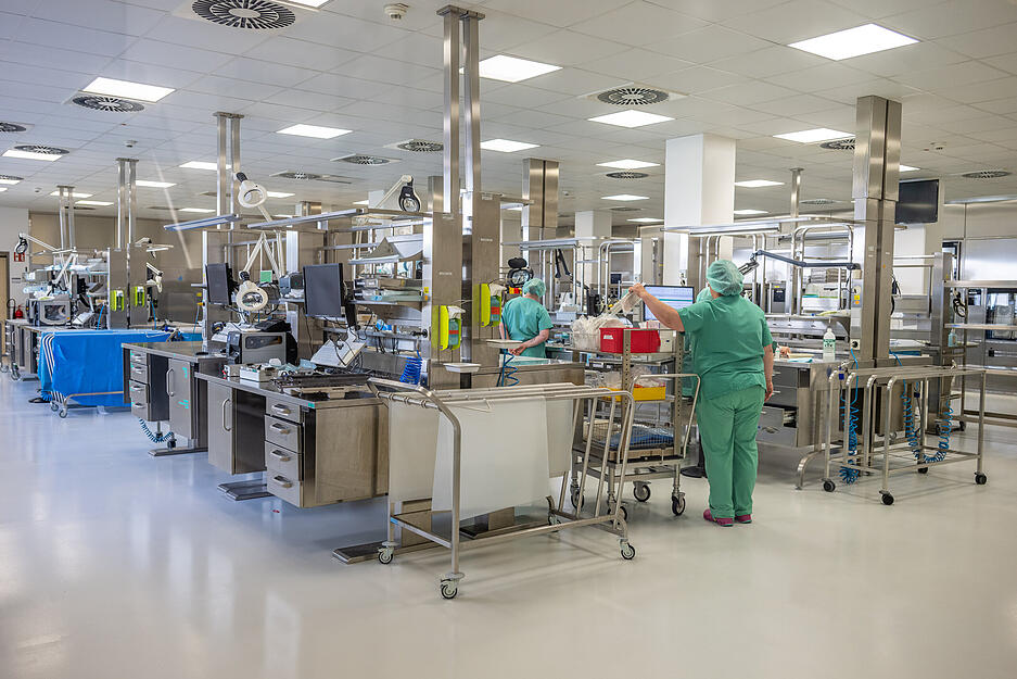 In der Aufbereitungseinheit für Medizinprodukte kommen täglich Dutzende Siebe mit schmutzigem OP-Besteck an. Sie werden auseinandergenommen, gereinigt, sterilisiert und wieder bedarfsgerecht zusammengesetzt.
