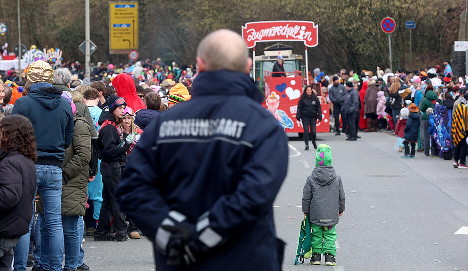Zahlreiche Umzugswagen sorgen beim Faschingsumzug für ausgelassene Stimmung. Zahlreiche Umzugswagen sorgen beim Faschingsumzug für ausgelassene Stimmung.