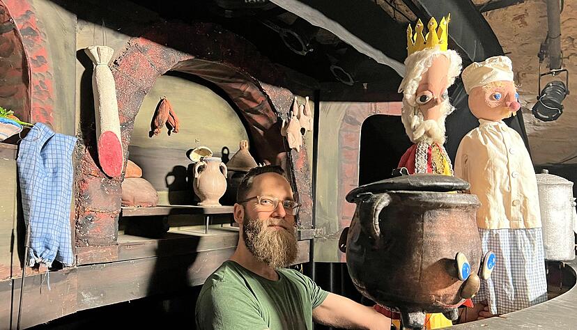 Gleich haben Schmuddeltöpfchen, Koch und König ihren großen Auftritt. Also setzt Robin Müther den Topf auf seinen Stammplatz und legt die Puppen bereit.