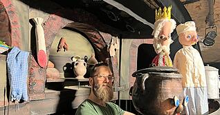 Gleich haben Schmuddeltöpfchen, Koch und König ihren großen Auftritt. Also setzt Robin Müther den Topf auf seinen Stammplatz und legt die Puppen bereit.