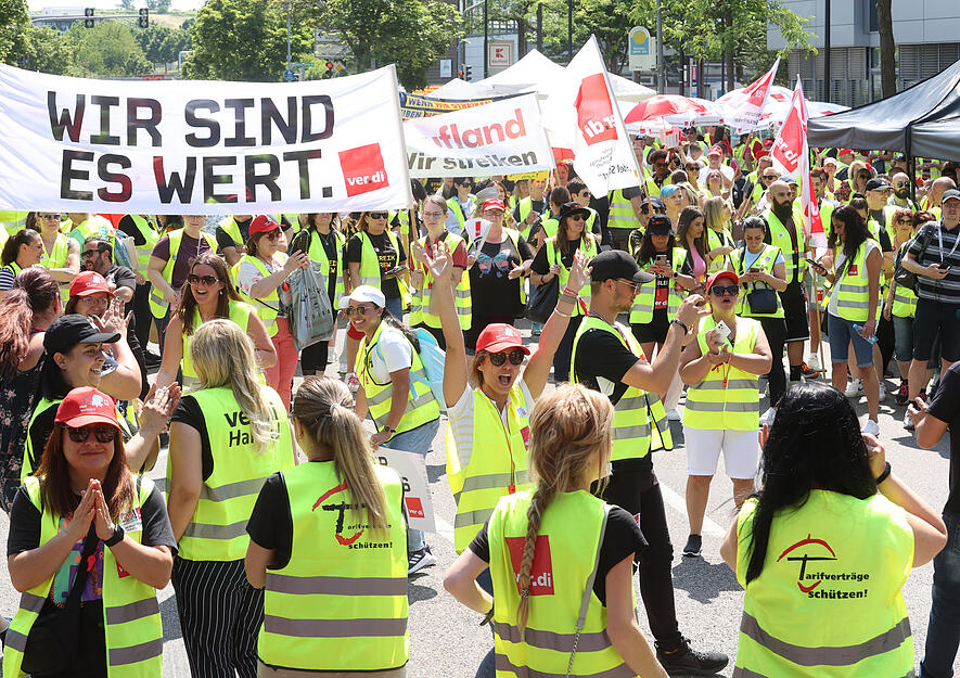 Verdi-Streik vor Kaufland-Zentrale in Neckarsulm