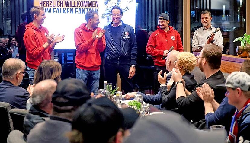 Beim Falken-Fan-Talk (von links): Corey Mapes, Robin Just, Steffen Schnizer, Niklas Jentsch und Martin Jiranek.