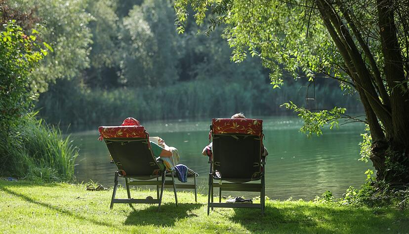 Im Liegestuhl genießen diese beiden Ausflügler den Sommer.