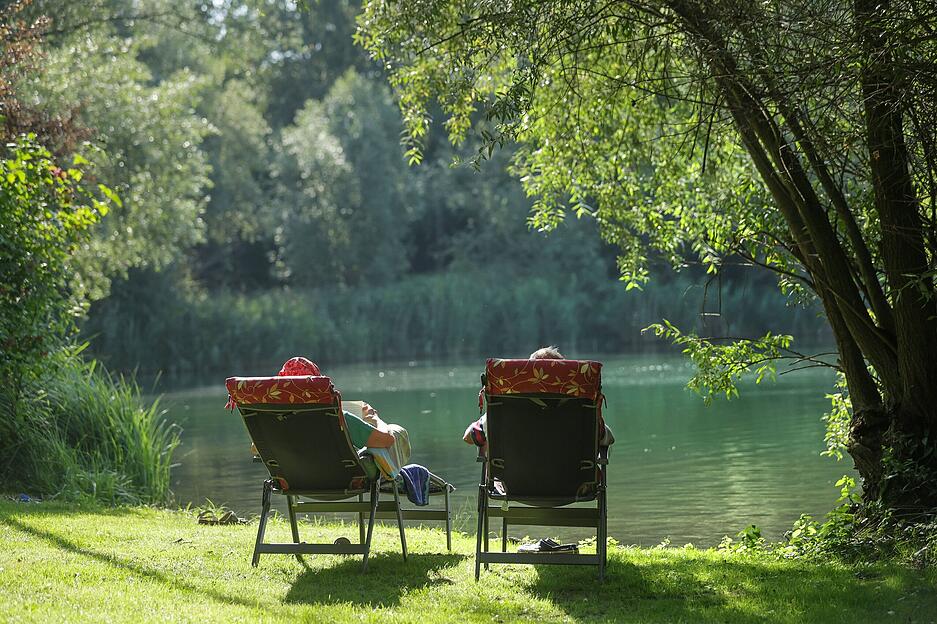 Im Liegestuhl genießen diese beiden Ausflügler den Sommer.