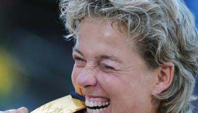Steffi Nerius verbei&szlig;t sich in die Goldmedaille.
