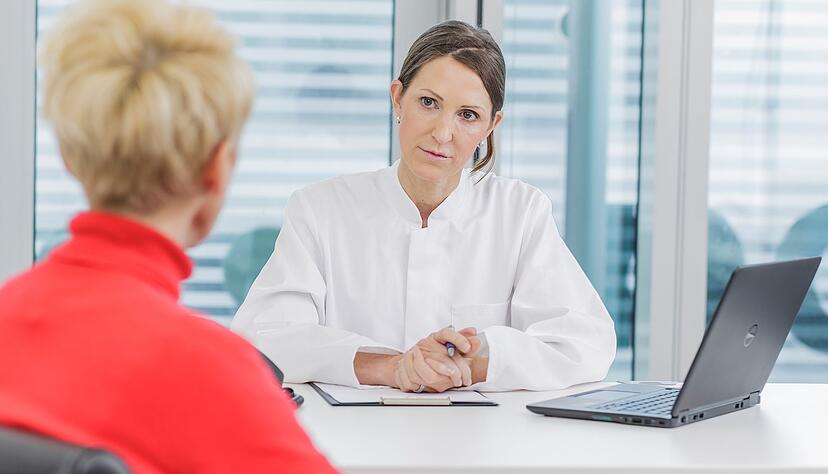 Wer vermutet, dass Beschwerden etwas mit dem Beruf zu tun haben, kann sich an die Betrieb&auml;rztin wenden.
