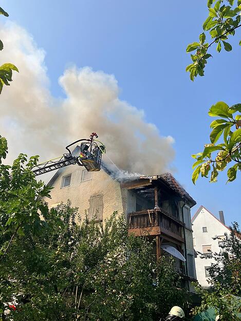 Als die Feuerwehr eintraf, war das Dachgeschoss bereits verraucht.