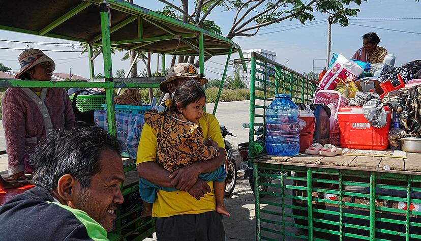 Kambodschaner aus den Dörfern nahe der Grenze zu Thailand sind erneut auf der Flucht. Kambodschaner aus den Dörfern nahe der Grenze zu Thailand sind erneut auf der Flucht.