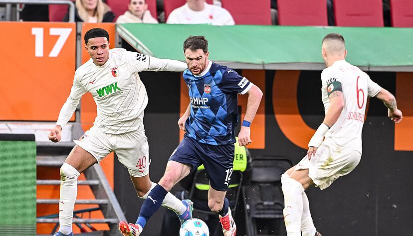 Noahkai Banks (l) oder Jeffrey Gouweleeuw (r) rücken in die Abwehr des FC Augsburg. (Archivbild) Noahkai Banks (l) oder Jeffrey Gouweleeuw (r) rücken in die Abwehr des FC Augsburg. (Archivbild)