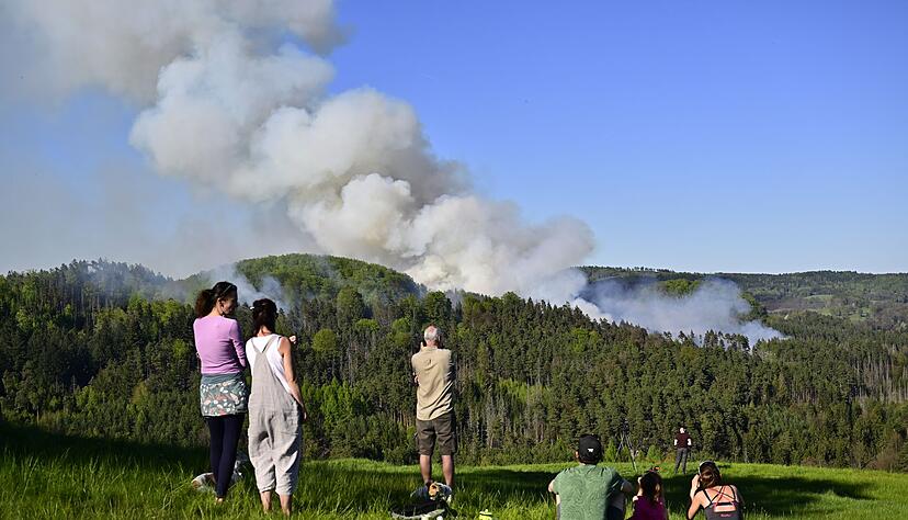 Rauch steigt aus einem Waldgebiet im Nationalpark B&ouml;hmische Schweiz auf.