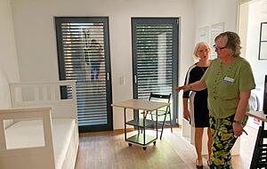 Bettina Lei&szlig; (rechts) zeigt ein Appartement.