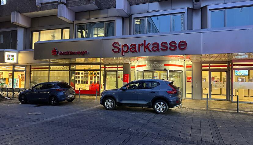 Nach dem Millionen-Coup in Gelsenkirchen hat die Polizei die Bank akribisch durchsucht. (Archivbild) Nach dem Millionen-Coup in Gelsenkirchen hat die Polizei die Bank akribisch durchsucht. (Archivbild)