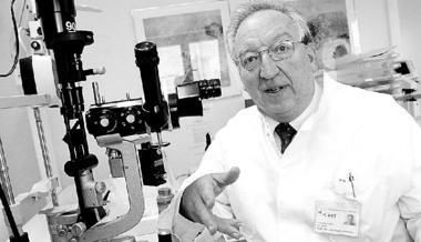 Eberhard Zrenner an seinem Arbeitsplatz: Er will Patienten einen Mikrochip implantieren und ihnen so zu k&uuml;nstlichem Sehen verhelfen. (Foto: lsw)