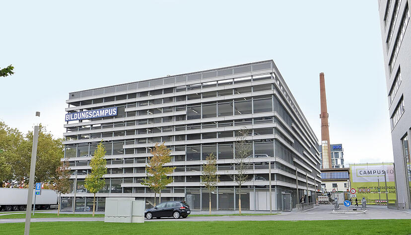 Im Parkhaus auf dem Bildungscampus an der Weipertstraße können Studierende nicht mehr kostenlos parken. Ab 2020 werden für alle Parkmöglichkeiten auf dem Campus Parkgebühren verlangt.
Foto: Dennis Mugler Im Parkhaus auf dem Bildungscampus an der Weipertstraße können Studierende nicht mehr kostenlos parken. Ab 2020 werden für alle Parkmöglichkeiten auf dem Campus Parkgebühren verlangt.
Foto: Dennis Mugler