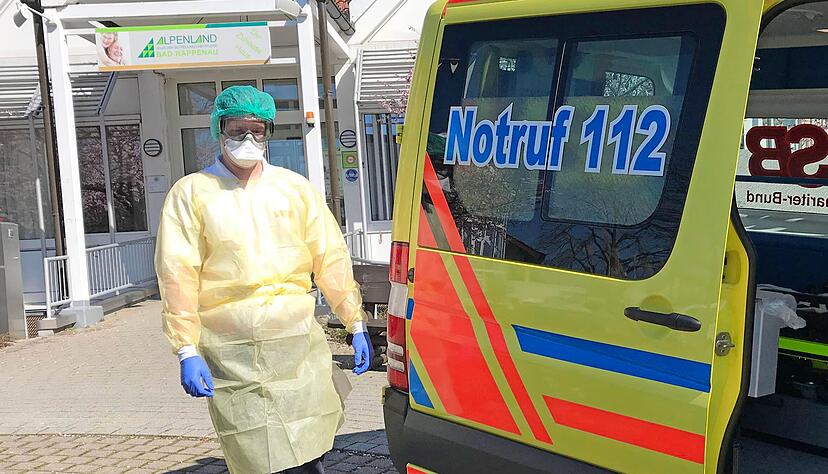 Fast schon zum gewohnten Bild geworden: Ein Mitarbeiter des ASB-Rettungsdienstes steht am Montag in Schutzkleidung vor dem Alpenland-Pflegeheim.
Fotos: Adrian Hoffmann Fast schon zum gewohnten Bild geworden: Ein Mitarbeiter des ASB-Rettungsdienstes steht am Montag in Schutzkleidung vor dem Alpenland-Pflegeheim.
Fotos: Adrian Hoffmann