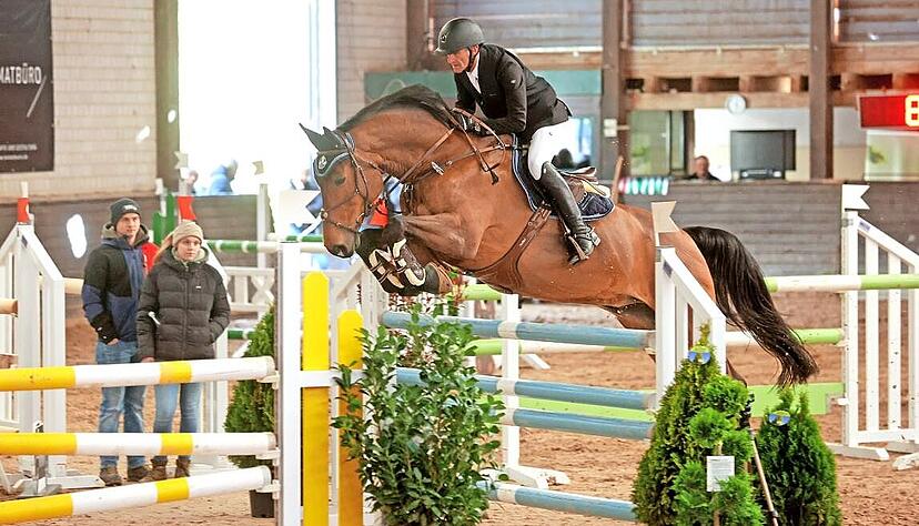 Flott, wenngleich drei Paare noch flotter waren: Joachim Durst (RC G&uuml;glingen) belegt auf Con-Tico im Heilbronner M*-Springen am Sonntag Platz vier.
Foto: Ralf Seidel
