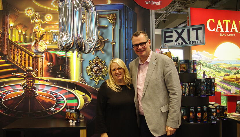 Inka und Markus Brand, Autoren hinter der Spielereihe "Exit", bei der Jubil&auml;umsfeier auf der N&uuml;rnberger Spielwarenmesse.