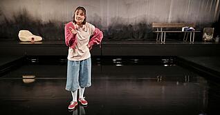 Besuch auf dem Friedhof: Ein Jahr nach dem Tod ihres Bruders Emil blickt Jette (Magdalena Lehnen) zur&uuml;ck.