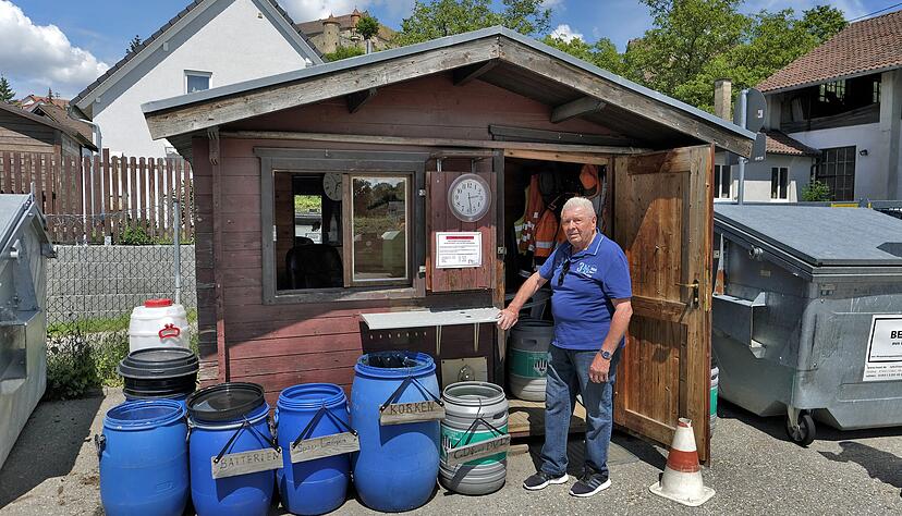 Hier darf ihn jedes Kind Opa nennen: Hubert Vogt hat den Untergruppenbacher Recyclinghof fest im Griff.
Foto: Dennis Mugler