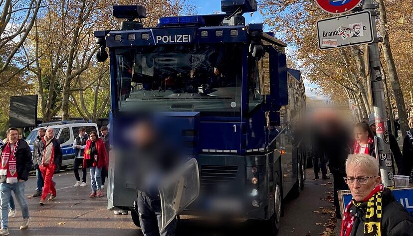 Auch Wasserwerfer waren beim Spiel des VfB Stuttgart gegen den BVB präsent. Auch Wasserwerfer waren beim Spiel des VfB Stuttgart gegen den BVB präsent.