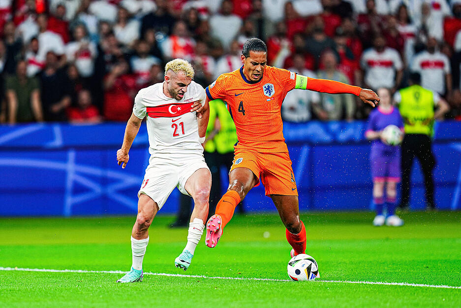 Baris Alper Yilmaz (Tuerkei, 21) gegen Virgil van Dijk (Niederlande, 04) beim Viertelfinale der EM 2024 in Berlin.