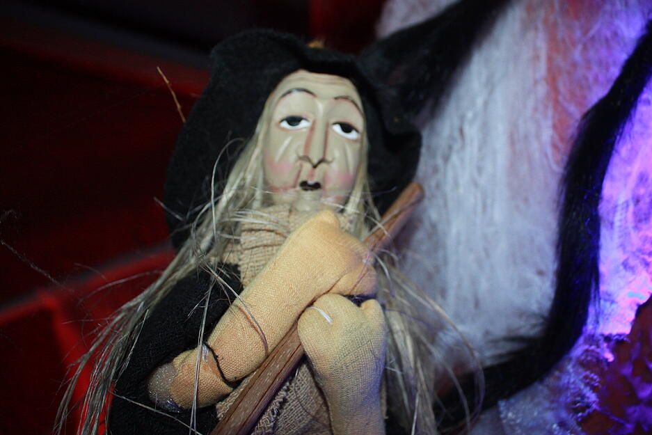 Mit müden Augen blickt diese Halloween-Hexe Besucher an. Mit müden Augen blickt diese Halloween-Hexe Besucher an.