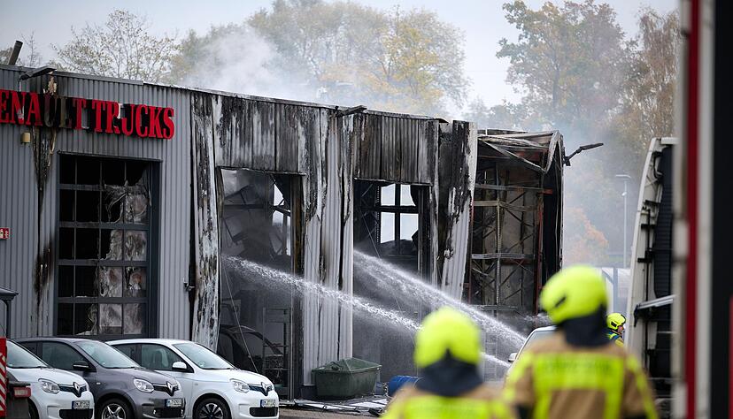 Auch wurden mehrere Fahrzeuge auf dem Gelände beschädigt. Auch wurden mehrere Fahrzeuge auf dem Gelände beschädigt.