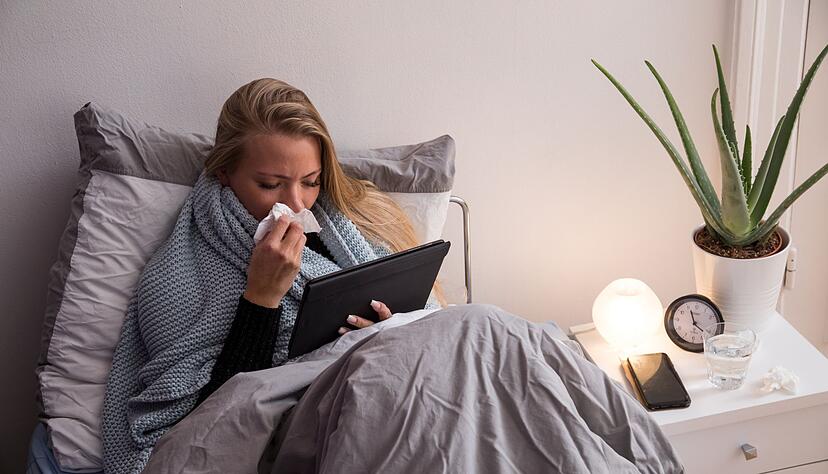 KI-Chatbot statt Wartezimmer? Sich online &uuml;ber Krankheiten informieren machen viele &ndash; eine echte Diagnose gibt's aber nur in der Arztpraxis.