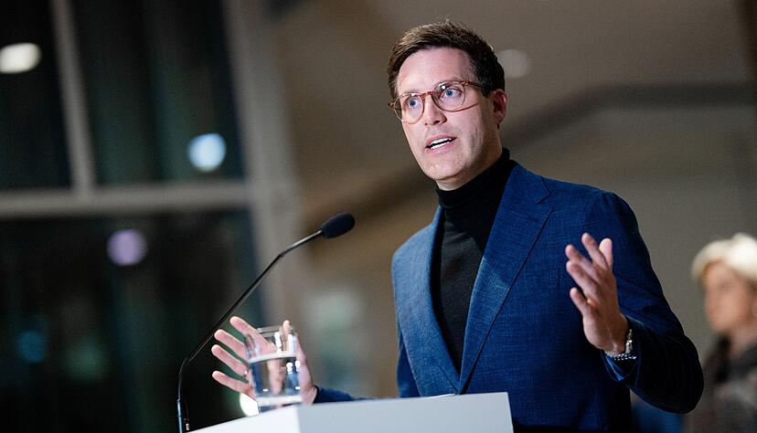 CDU-Landeschef Hagel erklärt in einem Statement die Zustimmung zu Sondierungen mit den Grünen. CDU-Landeschef Hagel erklärt in einem Statement die Zustimmung zu Sondierungen mit den Grünen.