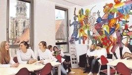 Eine Sitzecke und Tische für den gemütlichen Kaffeeplausch. Der Blick auf die Kilianskirche ist in der SWG-Cafeteria inklusive.Fotos: Ulrike Kugler