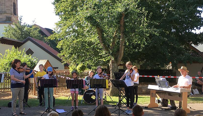 Ein Teil des Musikschuljahrs: Die Verabschiedung der 4. Klassen der Grundschule Abstatt durch die Streicherklassen.
Fotos: privat/ Christiana Kunz