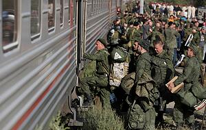 Russische Rekruten steigen nach der Teilmobilmachung auf einem Bahnhof in der russischen Region Wolgograd in einen Zug. Der russische Präsident Putin hat eine Woche nach dem Start der Teilmobilmachung für seinen Krieg gegen die Ukraine Fehler bei der Einberufung von Reservisten kritisiert.