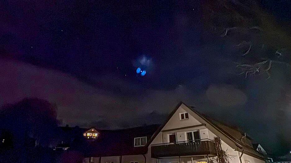 Die mysteriöse Erscheinung, die sich über den Himmel zog, ist aller Wahrscheinlichkeit nach, auf den Start der Falcon-9-Rakete von Elon Musks Raumfahrtunternehmen SpaceX zurückzuführen.