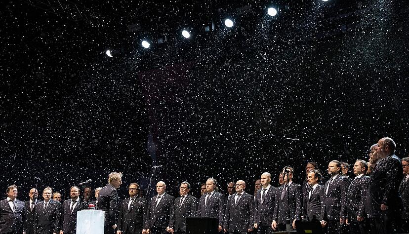 Der schreiende Männerchor singt auf der verschneiten Hauptbühne in Oulu. Der schreiende Männerchor singt auf der verschneiten Hauptbühne in Oulu.