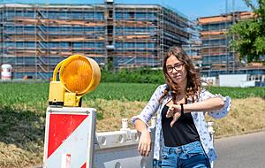 Gloria Jaculi wohnt direkt an der Baustelle der neuen Lidl-Zentrale. Seit Baustart hat sich ihr Leben am Ortsausgang von Bad Wimpfen geändert. Dreck, Lärm und Gestank bestimmen nun den Alltag. Foto: Christiana Kunz Gloria Jaculi wohnt direkt an der Baustelle der neuen Lidl-Zentrale. Seit Baustart hat sich ihr Leben am Ortsausgang von Bad Wimpfen geändert. Dreck, Lärm und Gestank bestimmen nun den Alltag. Foto: Christiana Kunz