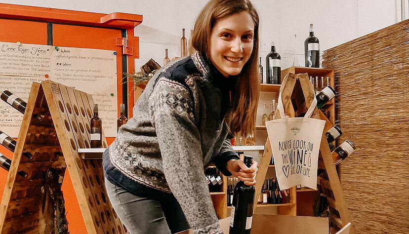 Ursula Berthold packt Versandkisten im Neckarsulmer Weingut Berthold. Der Onlinehandel ist aktuell "überlebenswichtig" für den Betrieb, sagt sie. Ursula Berthold packt Versandkisten im Neckarsulmer Weingut Berthold. Der Onlinehandel ist aktuell "überlebenswichtig" für den Betrieb, sagt sie.