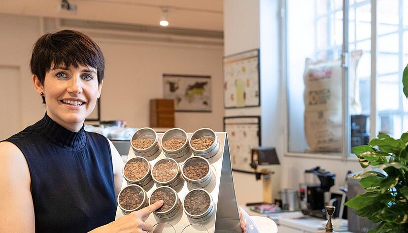 Antonia Hagen-Kettemann zeigt die verschiedenen R&ouml;stgrade, die eine im rohen Zustand helle Kaffeebohne annehmen kann.