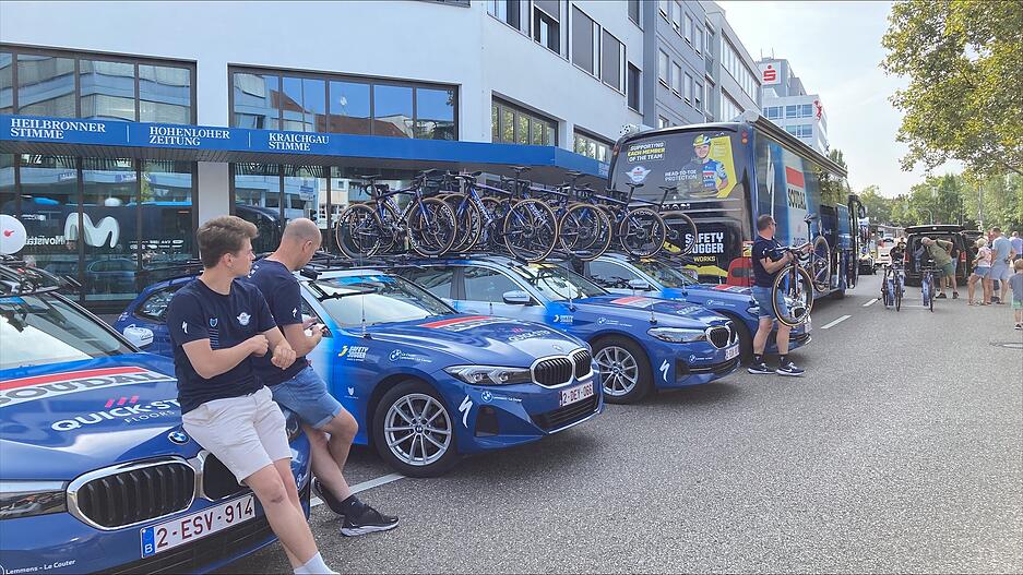 Vor dem Gebäude der Heilbronner Stimme auf der Allee haben sich einige Teamautos postiert.